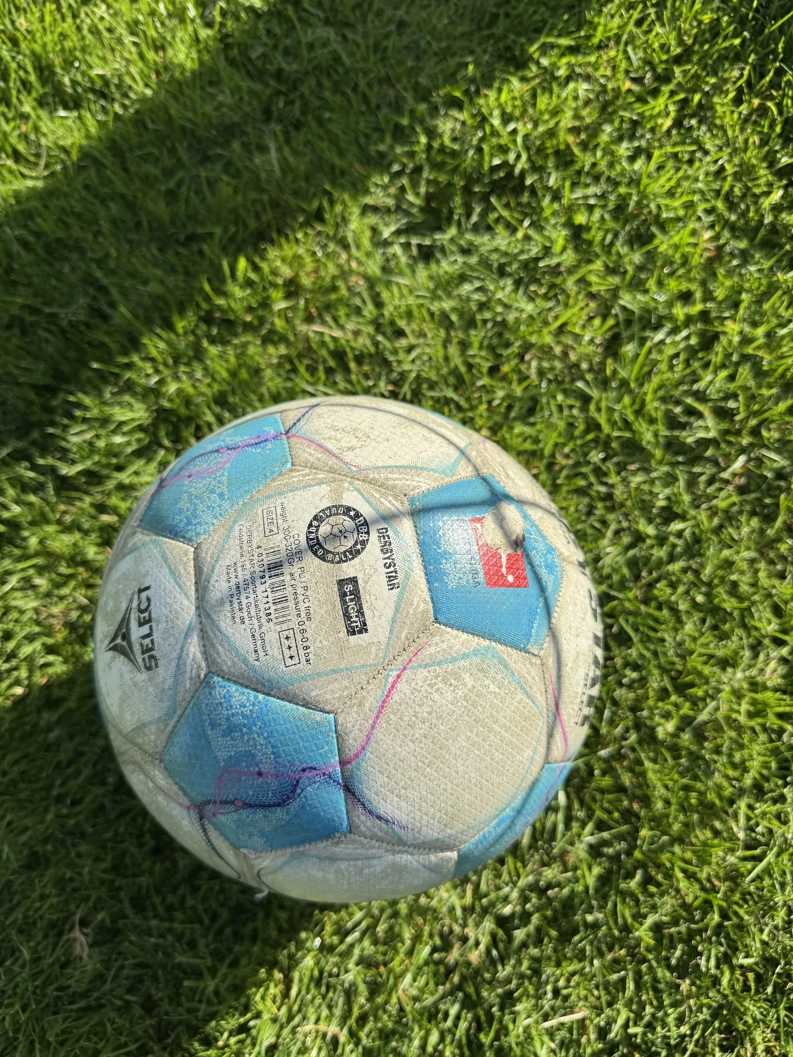 Dasselbe Etikett aus einem anderen Winkel, mit derselben EAN und dem eingerissenen Bundesliga-Aufkleber