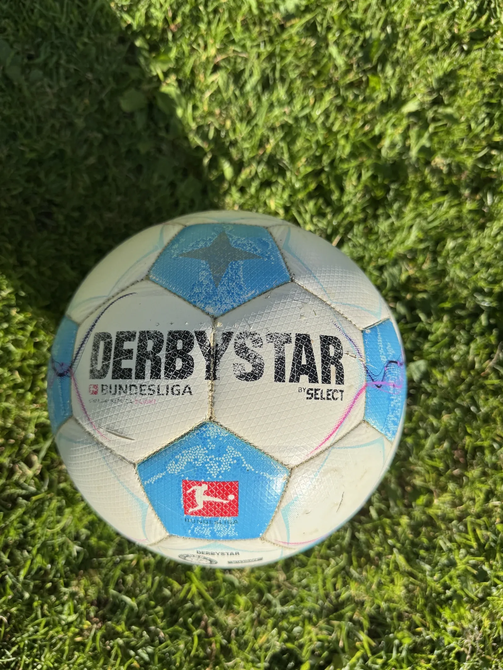 Derselbe Ball von oben, der Aufdruck ist an dieser Stelle erhalten