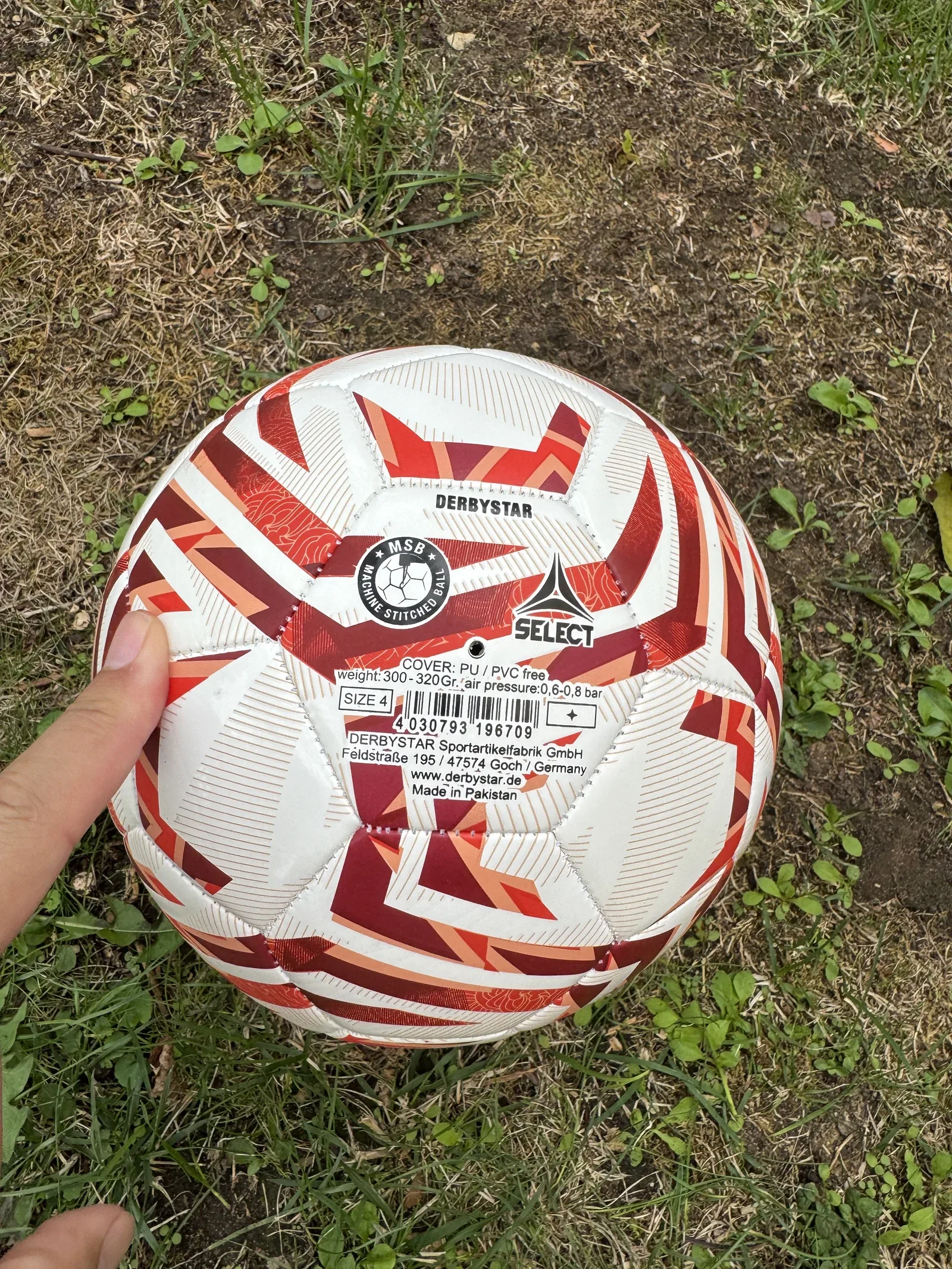 Etikett desselben Balls, lesbar sind SIZE 4, weight 300 bis 320 Gr., air pressure 0,6 bis 0,8 bar, COVER PU PVC free und das Zeichen MSB Machine Stitched Ball