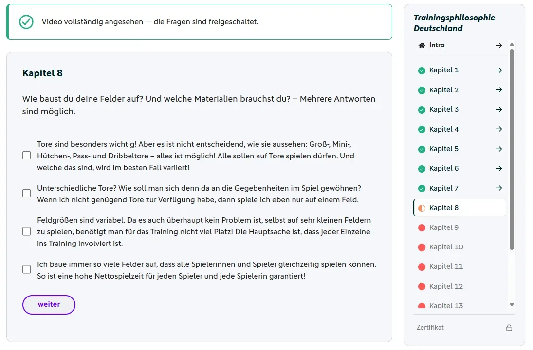 Bildschirmfoto des Kurses nach dem Video: ein grüner Kasten meldet, dass die Fragen freigeschaltet sind, darunter die Frage zu Kapitel 8 nach dem Aufbau der Felder und den Materialien mit vier Antworten zum Ankreuzen, rechts die Kapitelliste mit sieben abgehakten Kapiteln und dem Zertifikat hinter einem Schloss